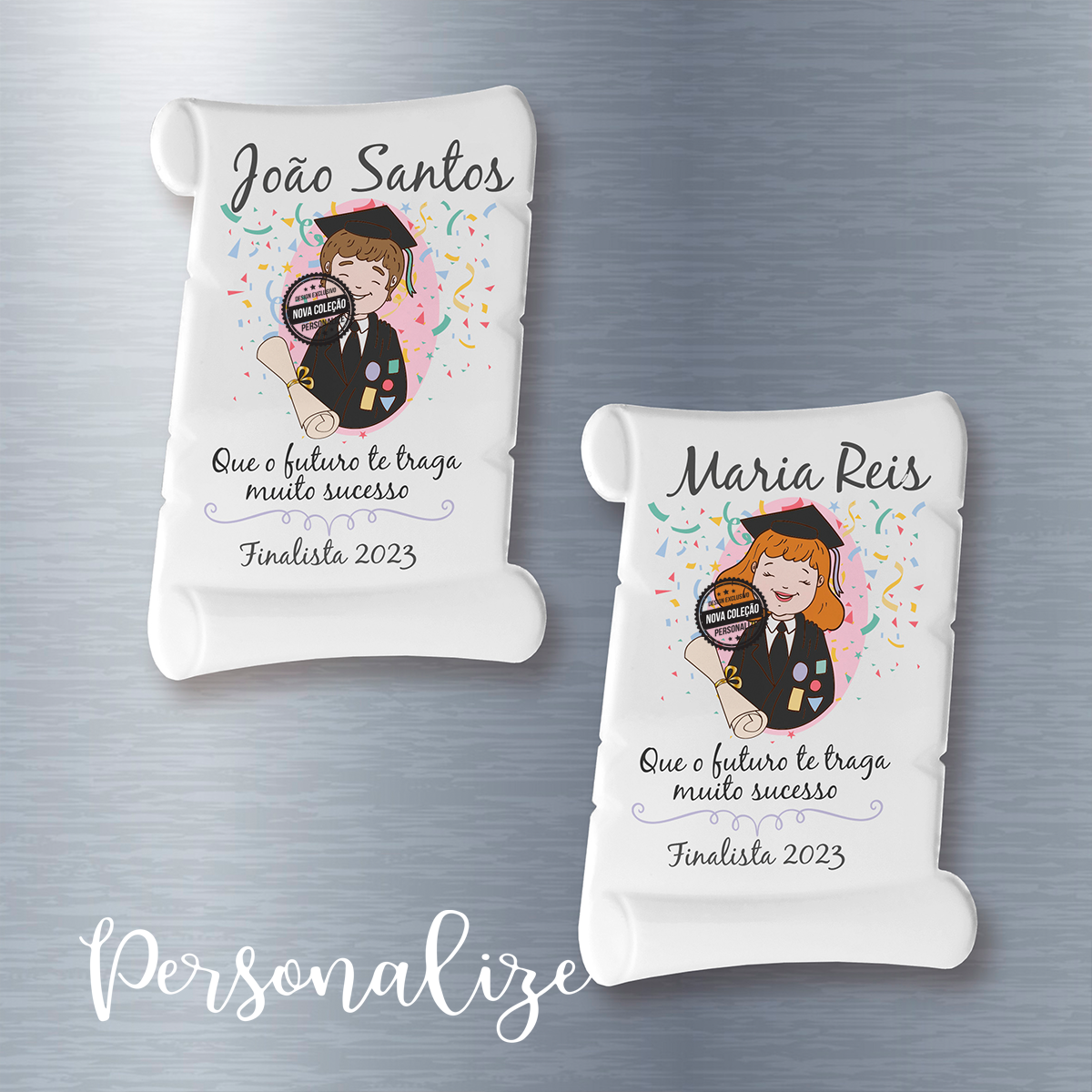 Novidade finalistas! Cada finalista faz o seu próprio percurso, a nós parece-nos que um pouquinho de diversão não faz mal a ninguém! Íman em formato de diploma "Que o futuro te traga muito sucesso". Personalize com pequena mensagem que desejar. REF: PRO464 Material Iman de cerâmic