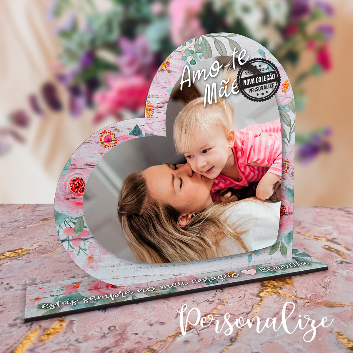 Novidade! Moldura coração super amorosa personalizada por si para surpreender quem mais ama. Personalize com uma fotografia e pequena frase que desejar. REF: MAE522 Material Madeira. Medida 19x23cm.