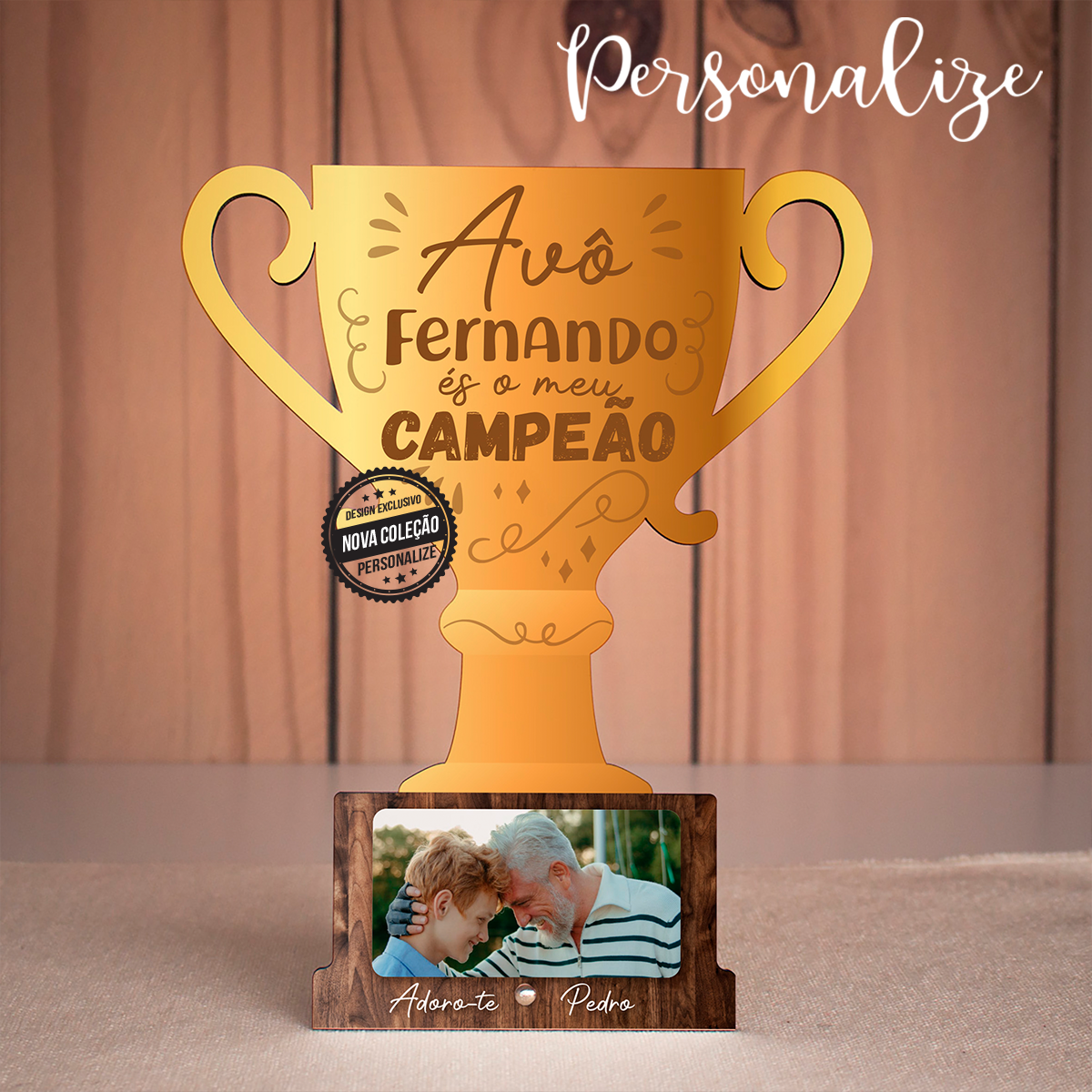 Dia dos Avós! O 1º lugar no pódio vai para o melhor avô! Moldura com gravação de alta qualidade de madeira em formato de taça. Escolha a sua frase e fotografia preferida e ofereça um presente super original e cheio de significado, personalizado por si. REF:AVOS318