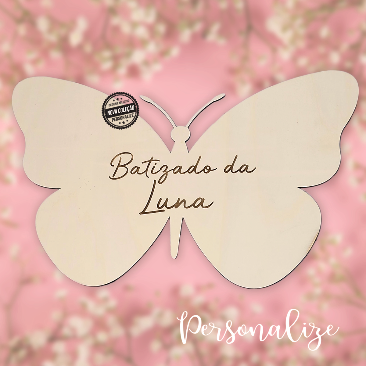 Placa borboleta em madeira natural com a gravação que desejar. Tamanho 70cmx42cm. Personalizamos vários formatos e tamanhos solicite orçamento para o email : encomendas@personalize.pt .