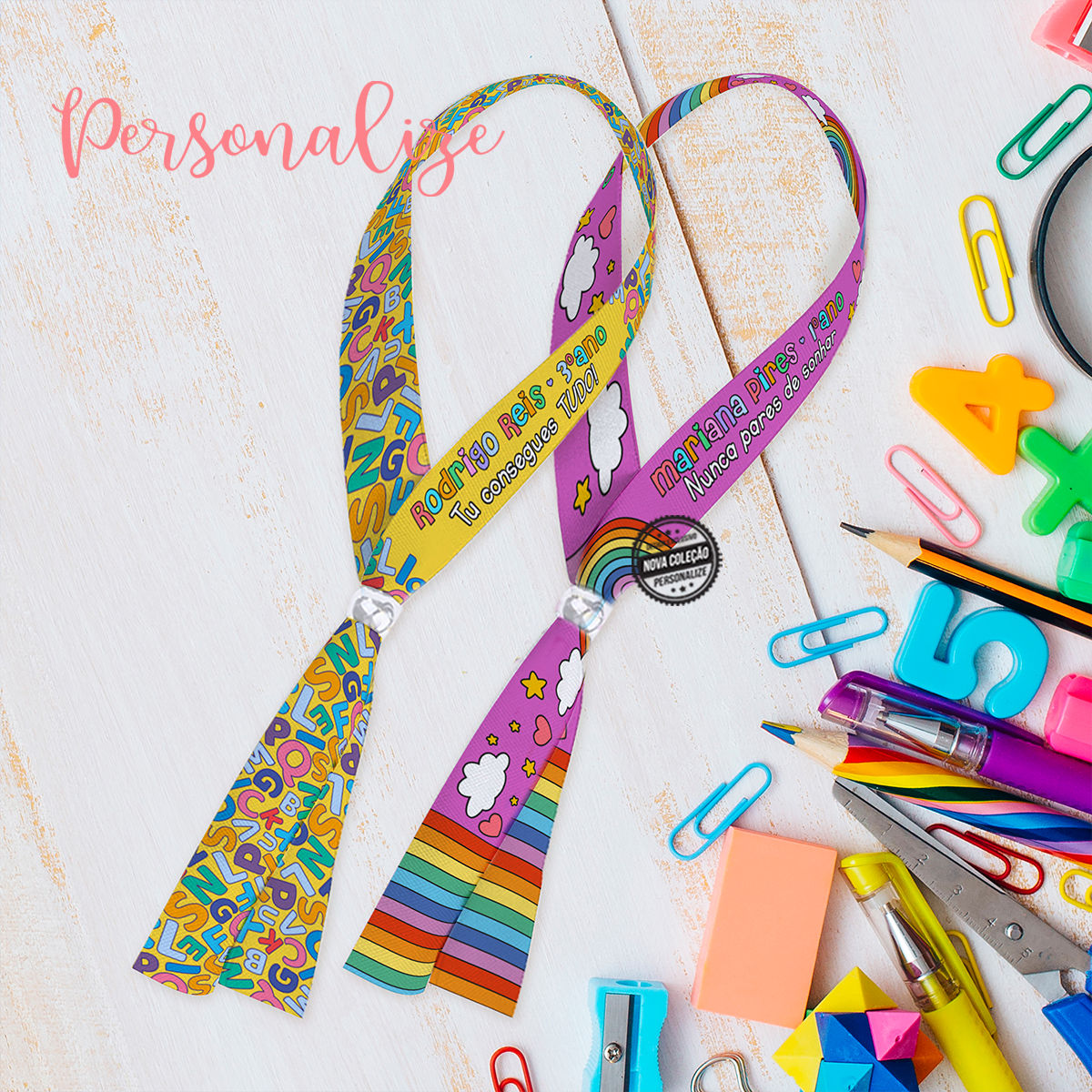 Novidade! Um presente simbólico para as suas crianças levarem consigo para a escolinha e saberem que está sempre a torcer por elas! Pulseira de tecido personalizada com pequena frase que desejar. Ajustável com missanga em aço inóx ou com um nó.