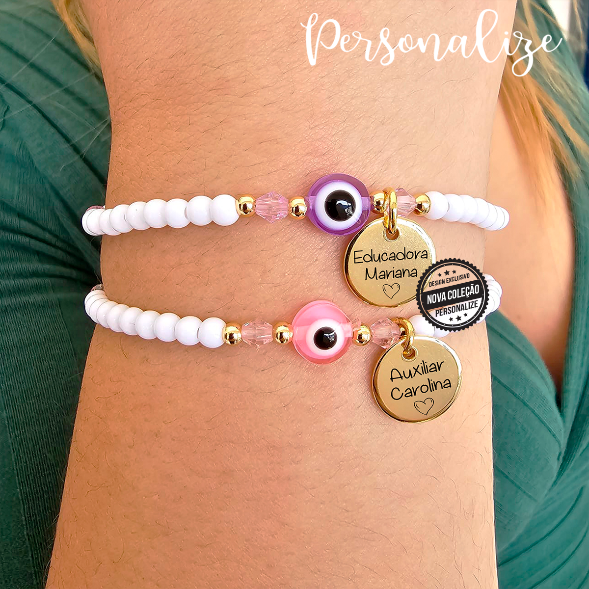 Novidade! Pulseira de missangas brancas com olho turco de proteção para educadora/auxiliar ou quem desejar. Um presente super giro ideal para os looks coloridos de verão personalizado na medalhinha de aço inóx. REF: PRO498