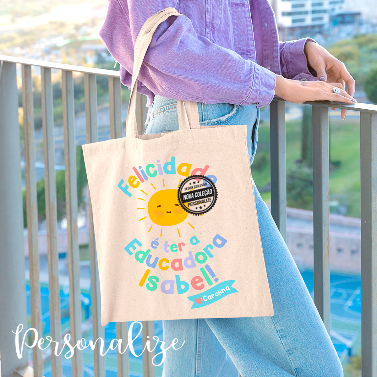 Novidade final de aulas! Um presente que é sempre útil e que toda a gente adora! Os nossos tote bags personalizados por si! Encontre connosco os presentes mais originais, coloridos e económicos. Personalize com a frase que desejar. REF:PRO472 Material Pano crú.