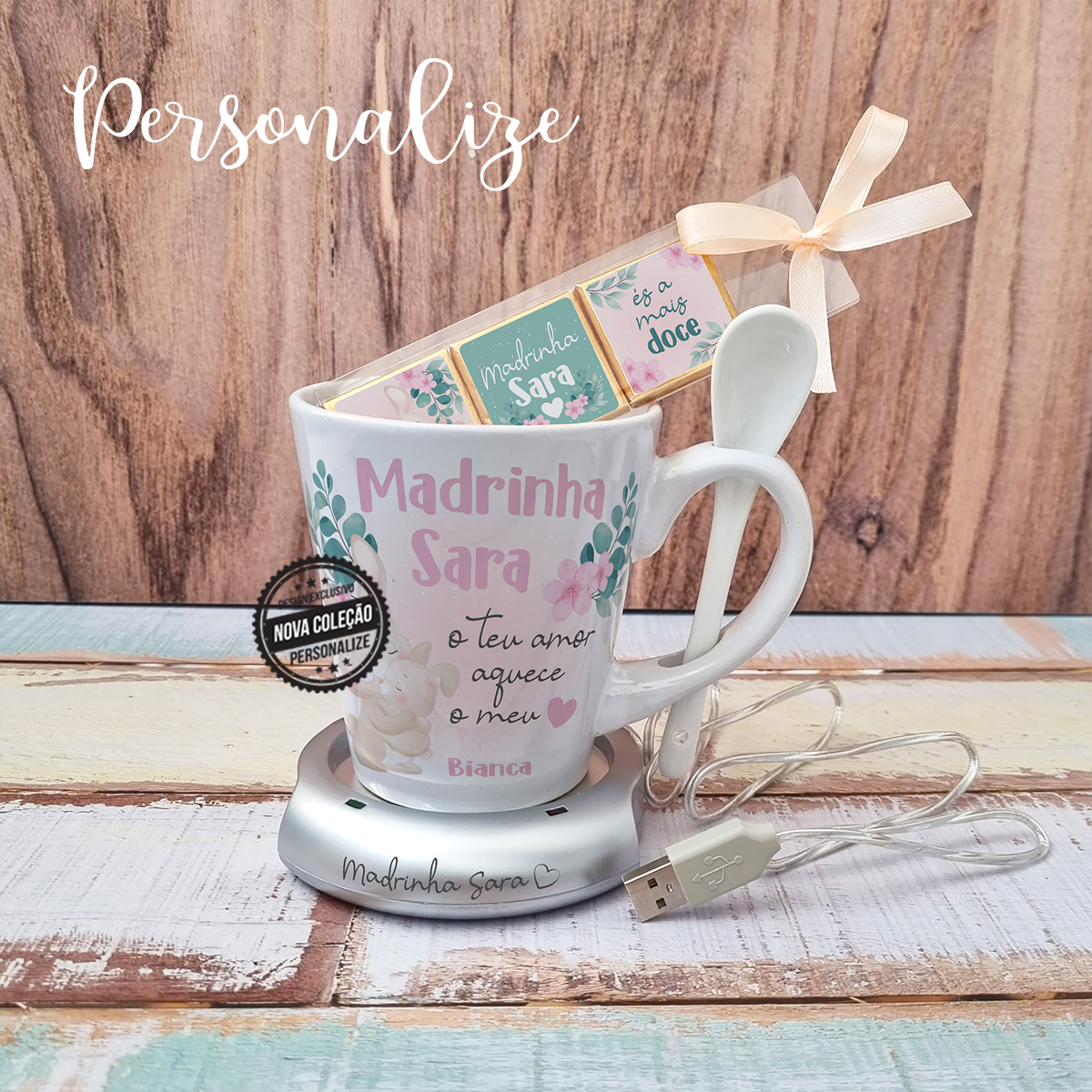 Adoramos esta novidade! E as fãs de chás sempre quentinhos com certeza também irão adorar! Conjunto de caneca com colher com aquecedor de líquidos e chocolates. Coloque a caneca com líquidos quentes em cima do aquecedor e mantenha-os quentes por mais tempo. Complementado com uns chocolates super deliciosas, com certeza quem receber este presente irá adorar. Personalize com a frase que desejar.
