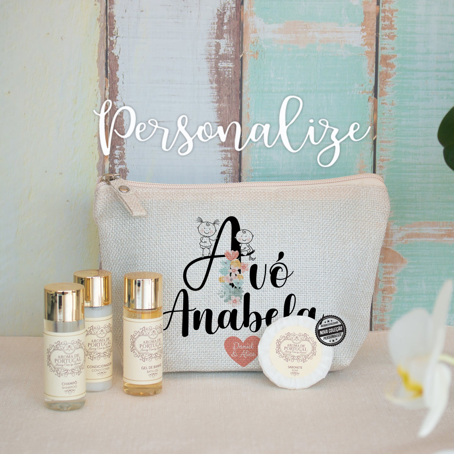 Kit bolsa + champô, um gel de banho, um condicionador e um sabonete. Os produtos são de origem portuguesa da marca aromas de Portugal e são super cheirosos! Um presente personalizado e util para a avó, mãe, madrinha, tia, irmã, amigas ...