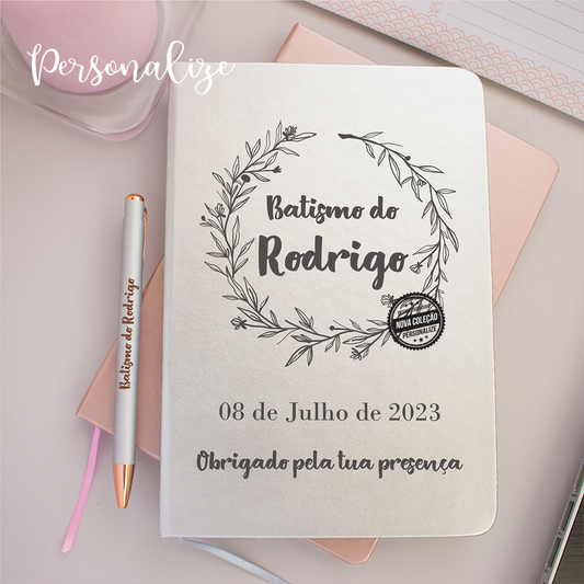 Novidade batizados!  Presente super amoroso para lembrança de batizado. Adoramos este miminho. Surpreenda alguém especial com uma peça personalizada por si!.   REF: CAS033  Material  Bloco de notas em tamanho A5 com efeito metalizado, capa rígida, 80 folhas lisas. Tamanho: 14,7 x 21 cm Sugerimos o conjunto com a caneta metalizada.