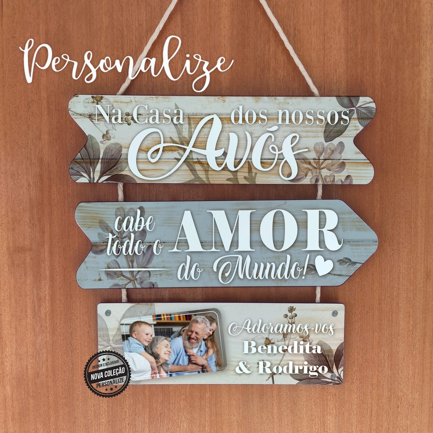 Quadro triplo " Na casa dos nossos avós cabe todo o AMOR do mundo " em madeira e corda macramé, pode personalizar com a frase a seu gosto. Aproximadamente : 47 x 34 cm Aquele pormenor que faltava em casa de quem cuida de nós e personalizado por si!