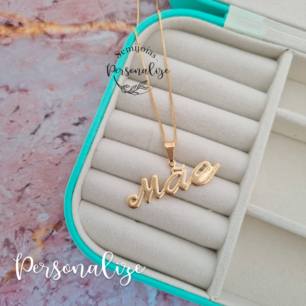 Nova coleção exclusiva!  Fio Mãe com banho de ouro de 18k. Uma peça super elegante e cheia de significado para o seu dia a dia.   Ao comprar a sua semijoia terá:  - Garantia vitalícia no banho e 1 ano na pedraria.  - Caixa incluida - Pano de limpeza com os cuidados a manter com a sua semijoia para que se mantenha sempre linda  REF: SM179