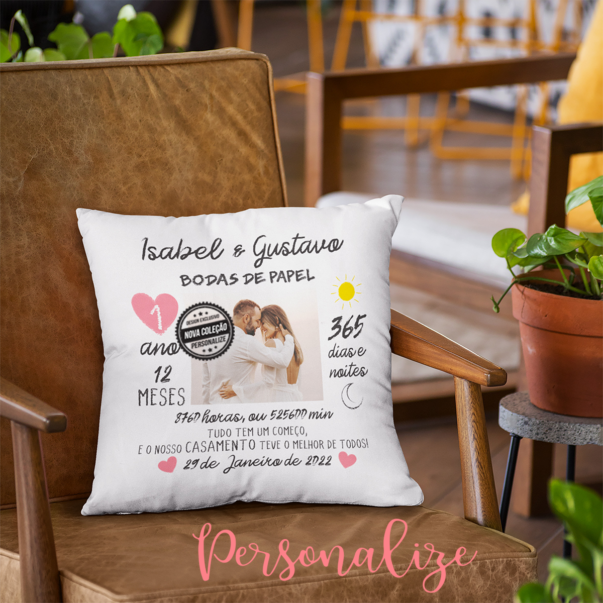 Marque a sua data especial com um presente super especial personalizado por si. Escolha a sua fotografia preferida e marque o momento com as palavras perfeitas para a sua cara metade. Almofada com enchimento incluído.