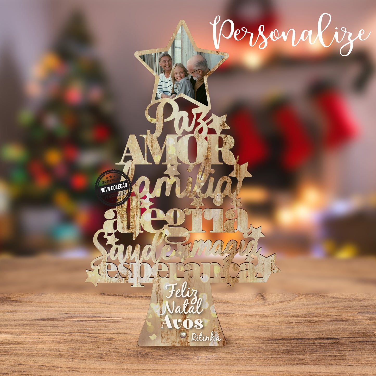 Decore o seu Natal com mais significado! Árvore de Natal em madeira recortada com as palavras paz, amor, família, alegria, saúde, magia e esperança. Um presente único personalizado por si, marque o momento e surpreenda aguem especial. Pode personalizar com fotografia e na base da árvore com pequena frase.