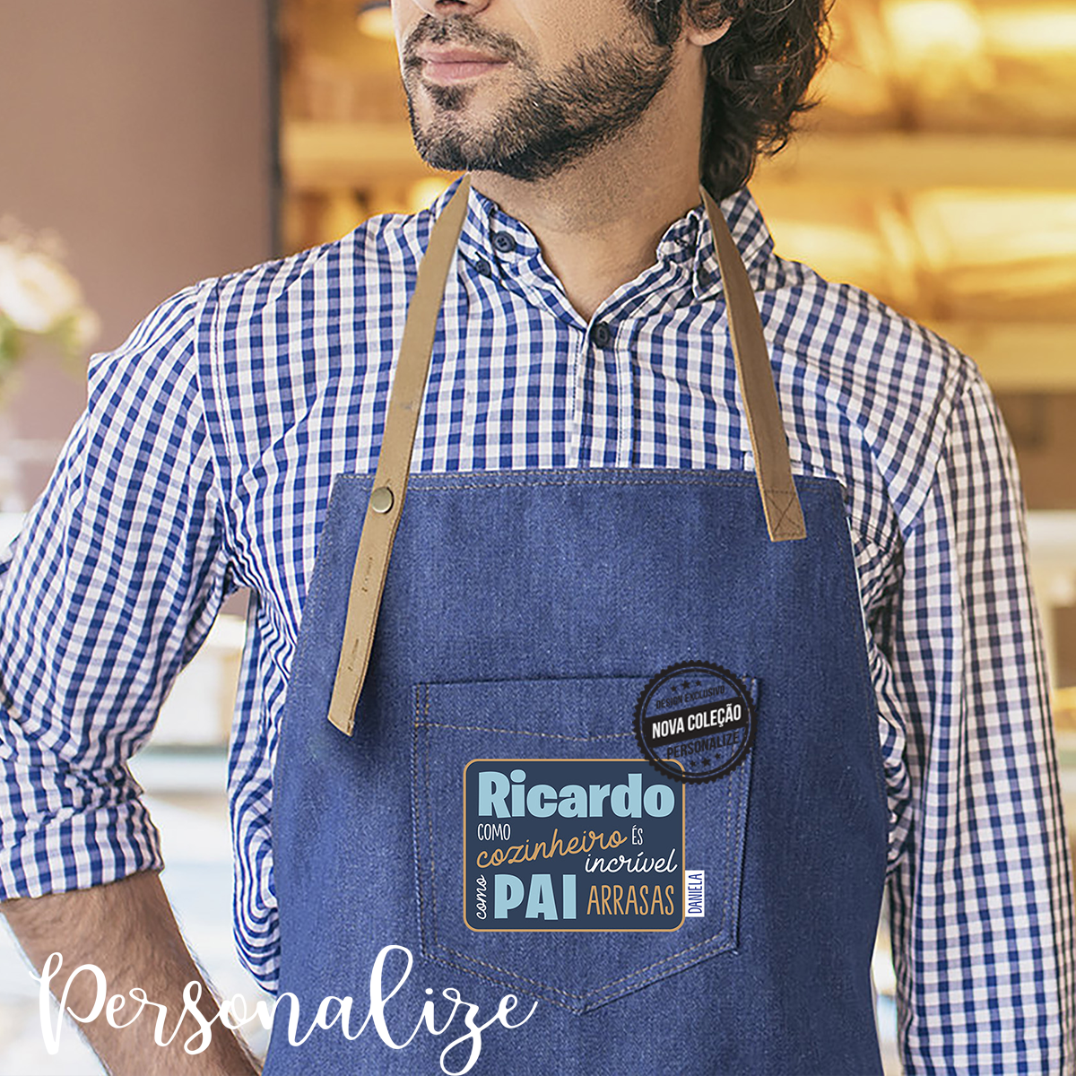 Para os Pais que gostam de cozinhas este avental é um presente super giro que pode personalizar o bolso com a mensagem que desejar. Avental de ganga com alça regulável de pele sintética com botão.