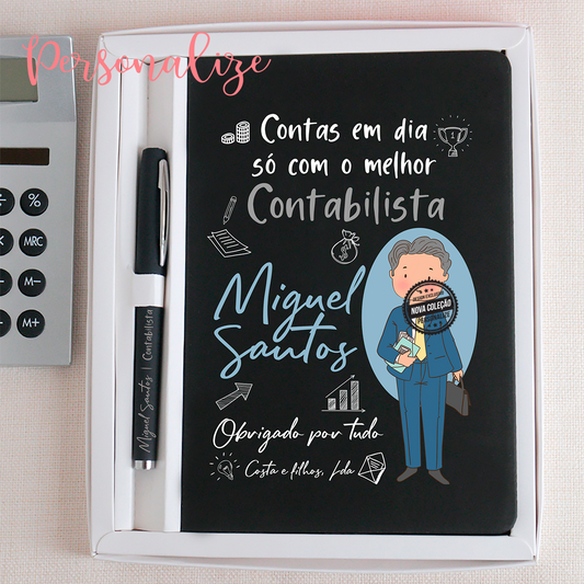 Novidade!   Será que o seu contabilista merece este presente? com certeza que sim!  Conjunto Bloco de notas "Contas em dia com o melhor contabilista" que pode personalizar imagem e texto ao seu gosto, tamanho A5, 100 folhas lisas . Inclui a caneta gravada e a caixa.  REF: PL013
