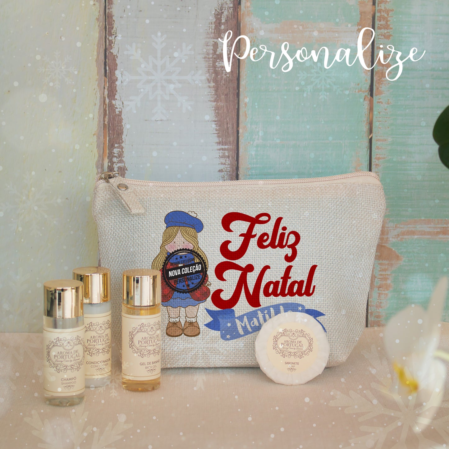 Bolsinha tipo linho com bonequinha "Feliz Natal" . Personalize com pequena frase que desejar. Kit inclui em tamanho de viagem um champô, um gel de banho, um condicionar e um sabonete.