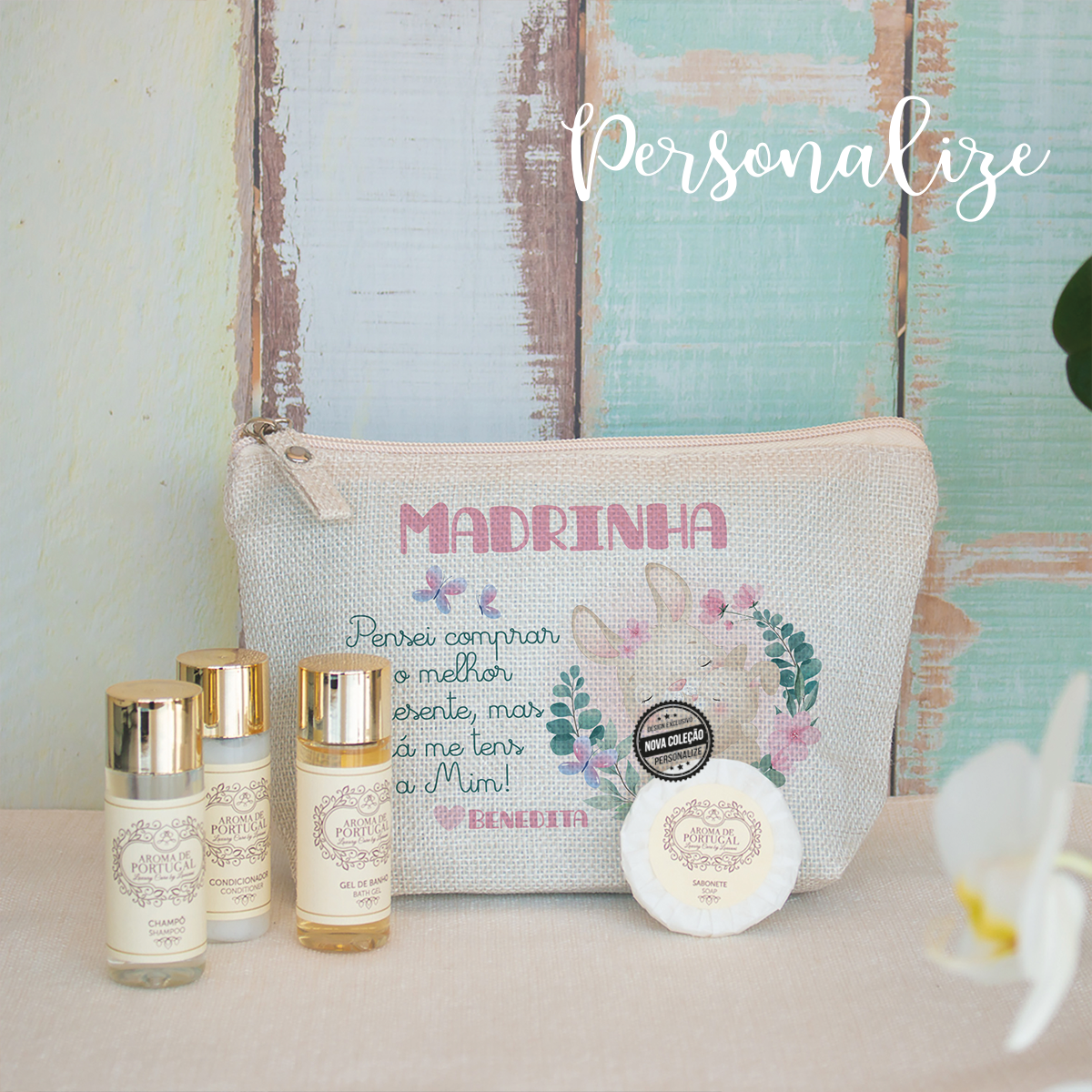 Um dos nossos preferidos agora adaptado para madrinha! Bolsinha tipo linho personalizada por si. Kit inclui em tamanho de viagem um champô, um gel de banho, um condicionar e um sabonete. Os produtos são de origem portuguesa da marca aromas de Portugal e são super cheirosos!