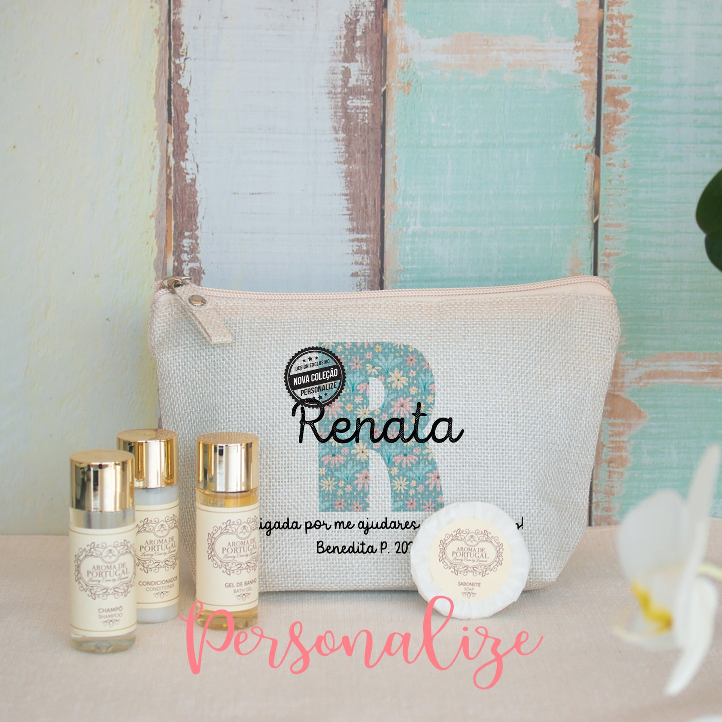Bolsa personalizada com inicial e frase com kit de cosméticos de viagem