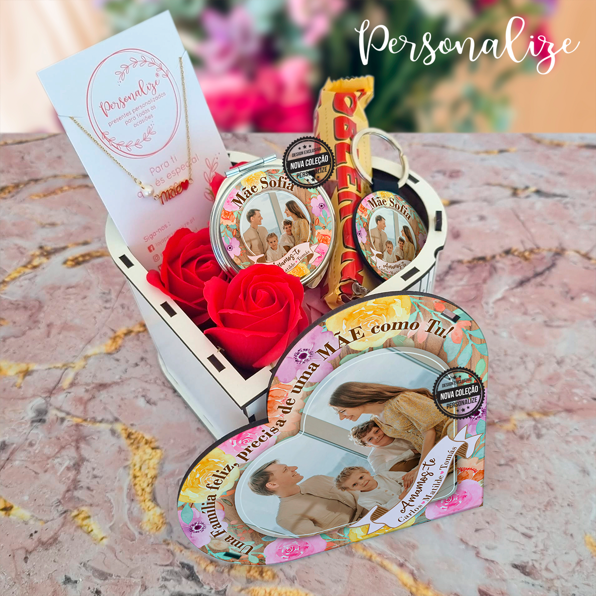 "Precisa de uma mãe como tu..." Novo kit super especial, encontre connosco os presentes mais cheirosos, originais e deliciosos! REF: MAE486 Kit composto por: - Caixa de madeira coração personalizada na tampa com frase e fotografia. - Porta chaves personalizado - 2 rosas de sabonete perfumadas - Espelho personalizado - Fio em aço inóx "Mãe" - 1 toblerone.