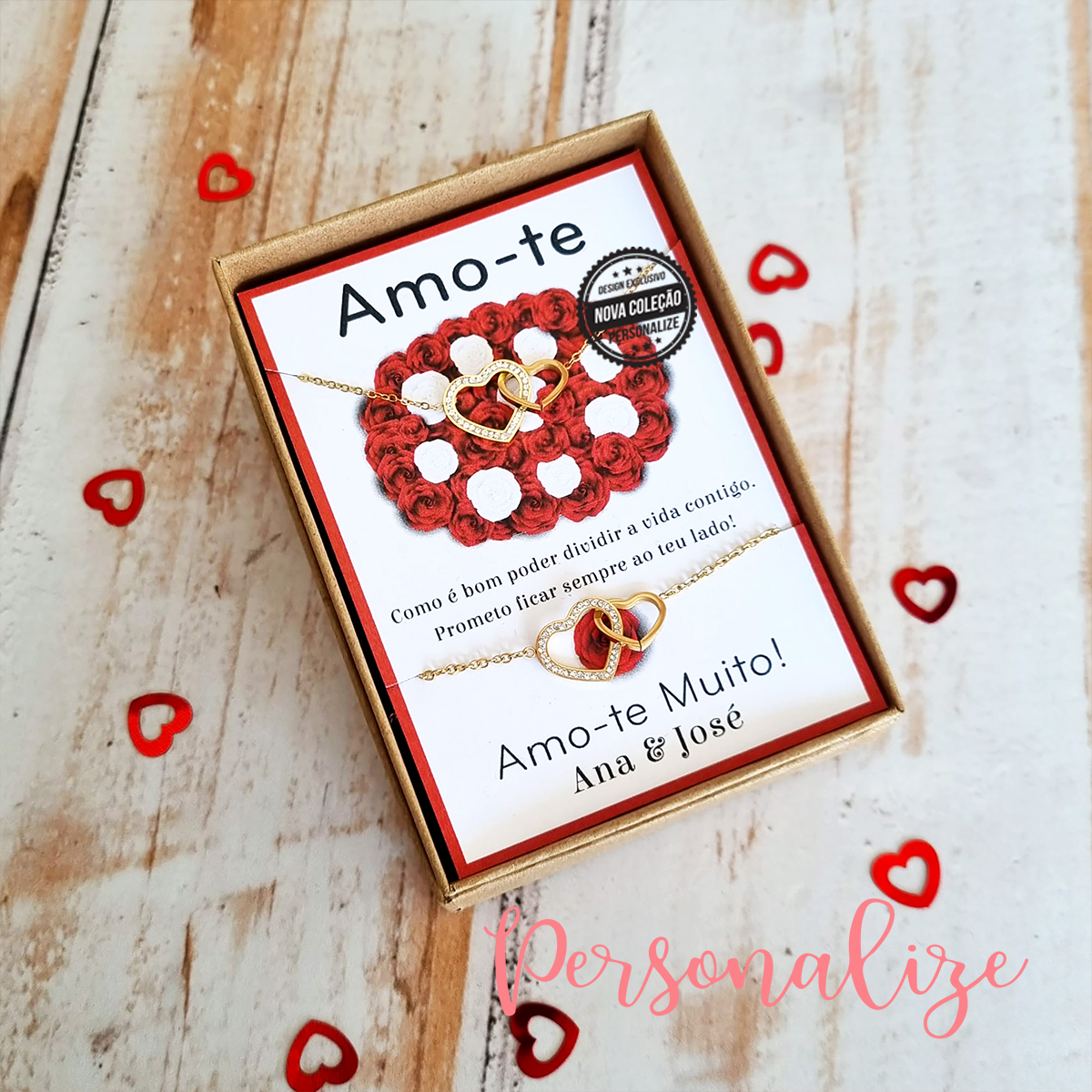 Conjunto super elegante de fio e pulseira em aço inóx com corações entrelaçados, um deles com zircónias. Surpreenda a sua cara metade com um presente super romântico. Cartão personalizado por si. Caixa incluída no conjunto. Peças não personalizáveis.