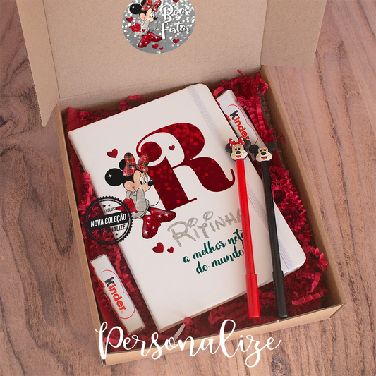 Os nossos kits têm sido um sucesso! E este é mais um conjunto super doce que vai encantar quem receber. Pode personalizar com a inicial e frase que desejar.   Conjunto composto por:  1 bloco folhas lisas A5  1 caneta Minnie 1 caneta Mickey  2 barrinhas de chocolate kinder