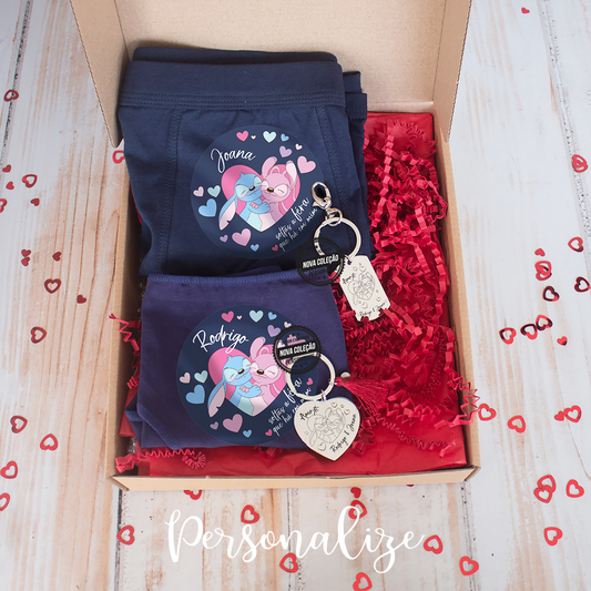 Como não podia deixar de ser, mais um super kit com a nossa Angel e stitch.   kit de boxer e cueca clássica personalizada com a frase que desejar em conjunto com porta chaves para ele e para ela. Mais uma super novidade que vai fazer furor este dia dos namorados. Caixa incluída no kit.