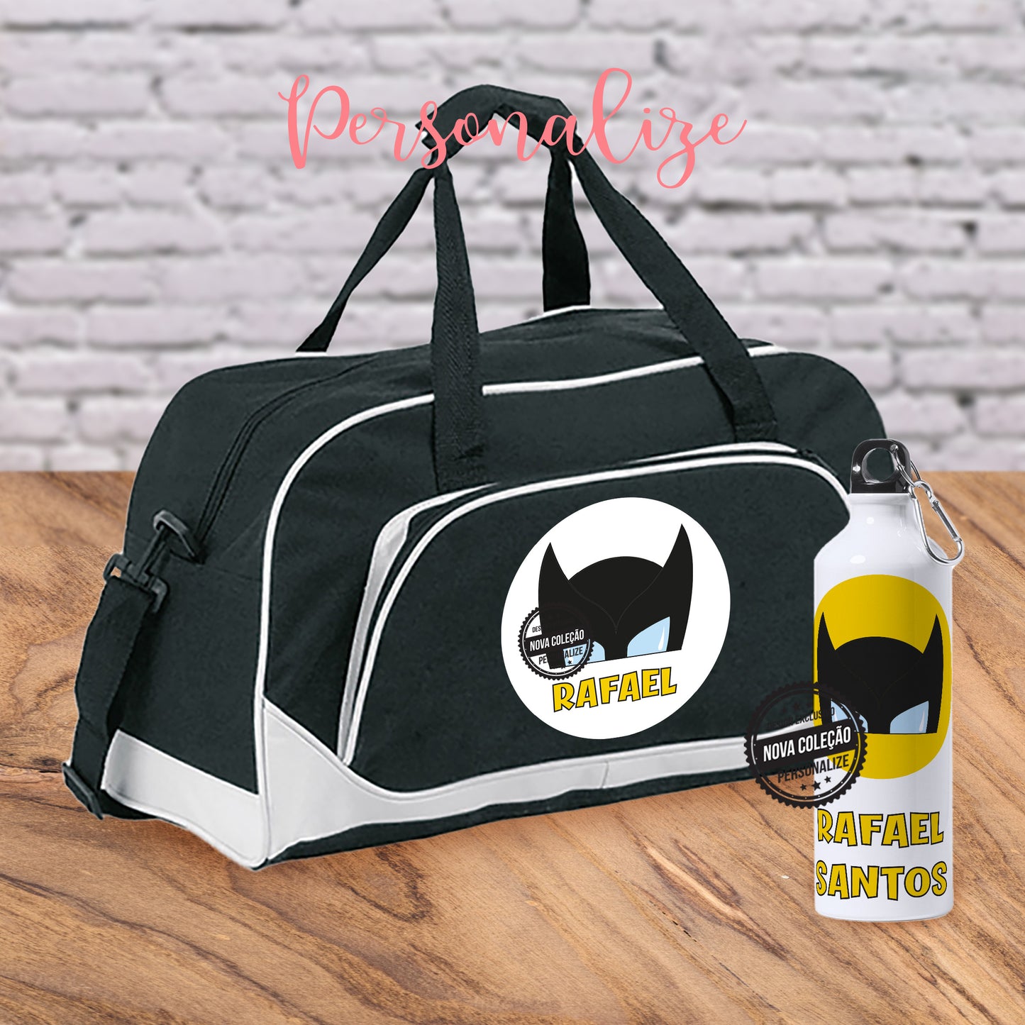 Mala de desporto com opção de conjunto com garrafa com o tema dos super herói . Um conjunto super giro e útil para as atividades extra dos mais jovens. Vendido em conjunto ou separado. Escolha o super herói preferido e personalize com o nome que desejar. REF:KIDS070