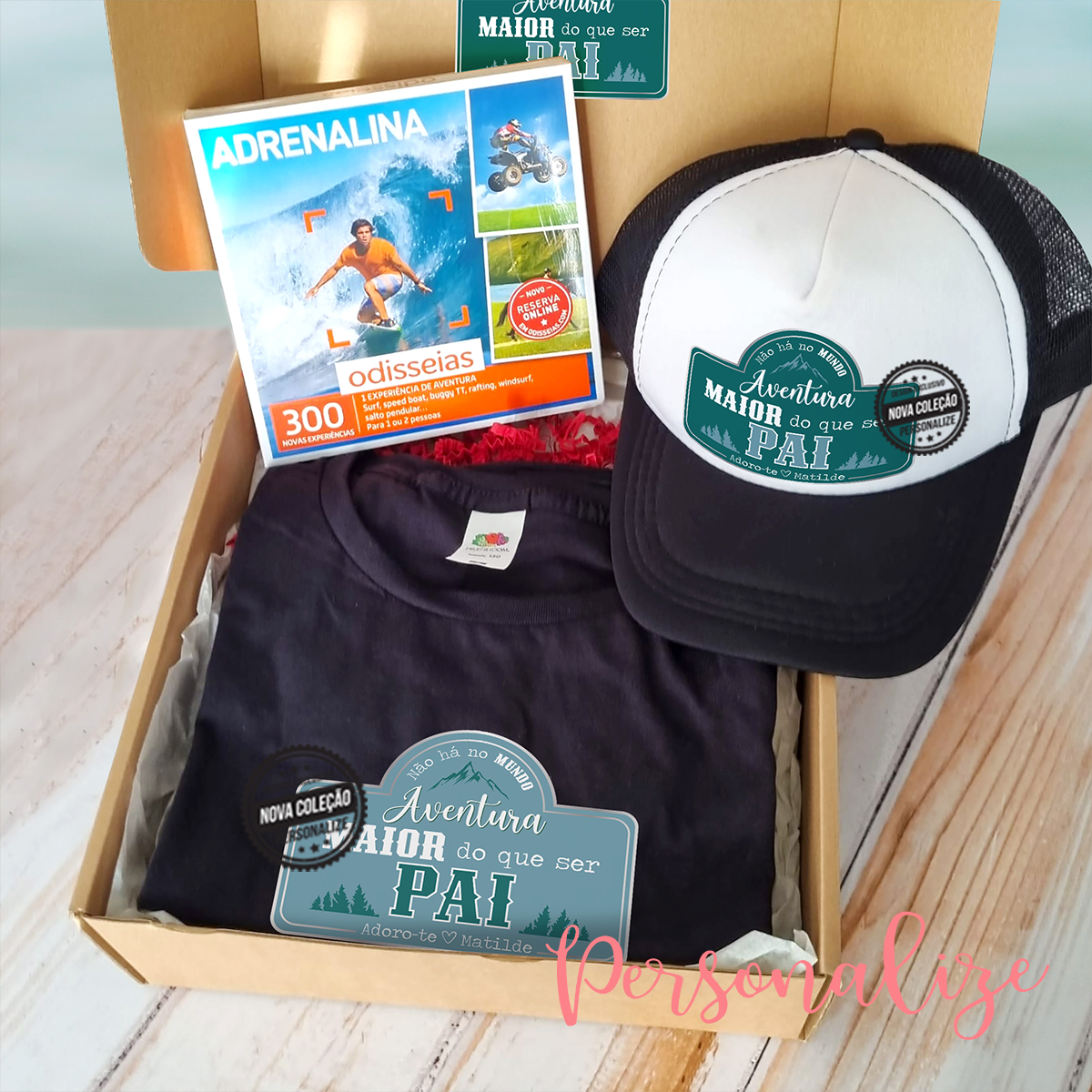 Um dos nossos presentes mais originais com o kit Odisseias aventura! Neste dia do pai crie memórias que ficarão para sempre! REF: PAI379 Kit composto por : - Pack Odisseias "Aventura" - T-shirt personalizada. - Boné personalizado. - Caixa de oferta.