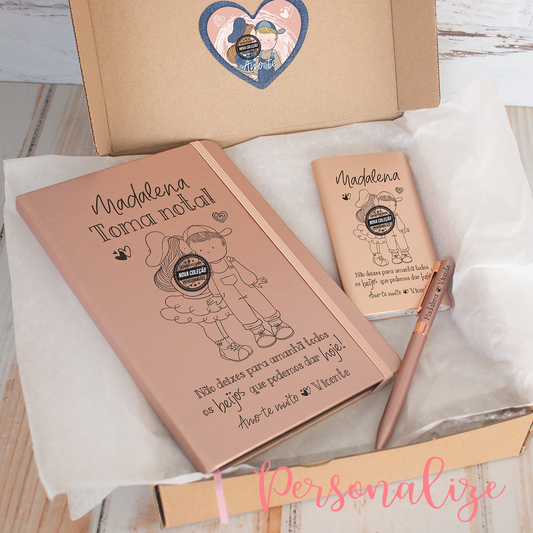 Conjunto super giro para oferta do dia dos namorados. kit rosa gold composto por bloco de folhas lisas A5, caneta metalizada e powerbank de 5000mAh. Caixa de oferta incluída no conjunto.