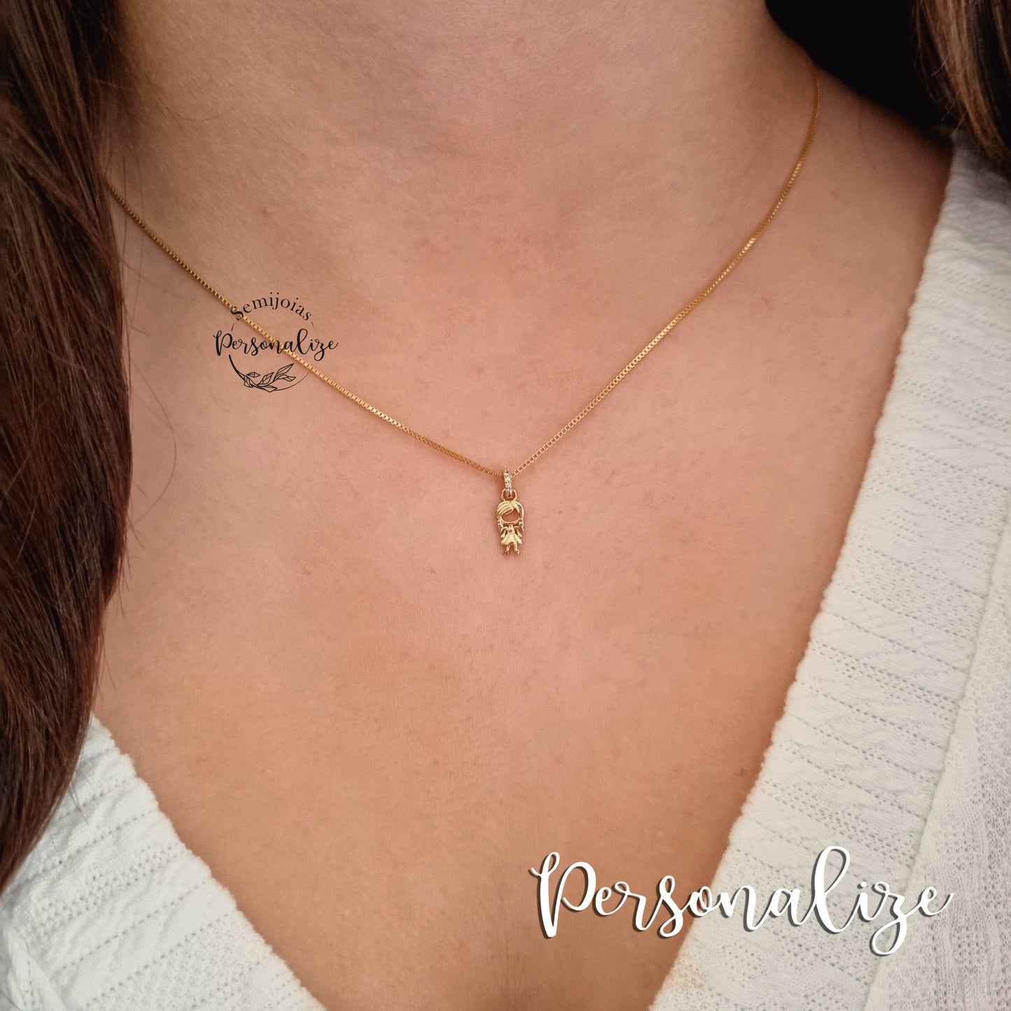 As nossas semijoias são o presente ideal para uma época tão especial como o dia da mãe. Fio semijoia mini menino ou menina com banho de ouro de 18k. Semijoias , uma joia para a vida cheia de significado! Ao comprar a sua semijoia terá: - Garantia vitalícia no banho e 1 ano na pedraria. enviada juntamente com o colar - Caixa incluida - Pano de limpeza com os cuidados a manter com a sua semijoia para que se mantenha sempre linda REF: SM176