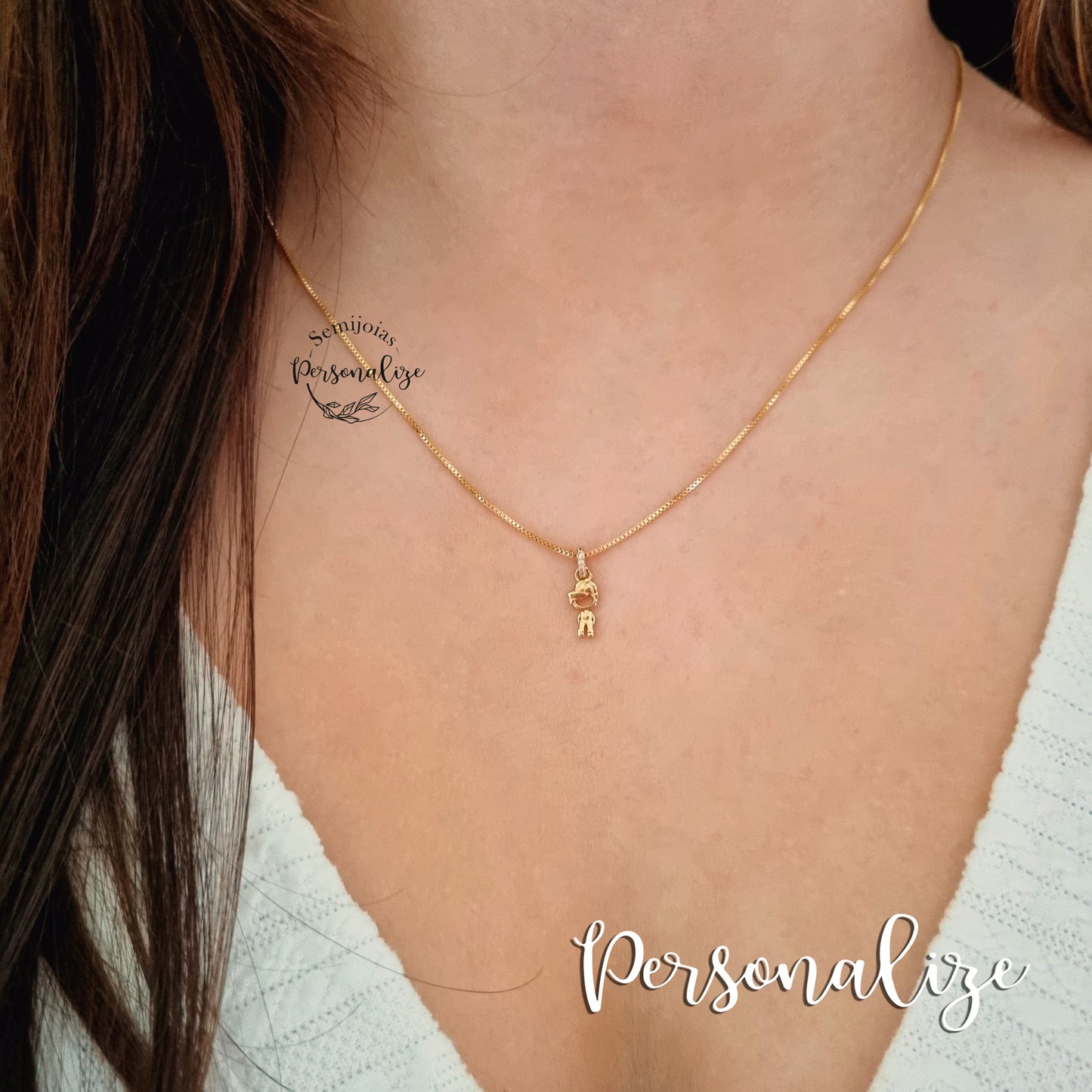 As nossas semijoias são o presente ideal para uma época tão especial como o dia da mãe. Fio semijoia mini menino ou menina com banho de ouro de 18k. Semijoias , uma joia para a vida cheia de significado! Ao comprar a sua semijoia terá: - Garantia vitalícia no banho e 1 ano na pedraria. enviada juntamente com o colar - Caixa incluida - Pano de limpeza com os cuidados a manter com a sua semijoia para que se mantenha sempre linda REF: SM176