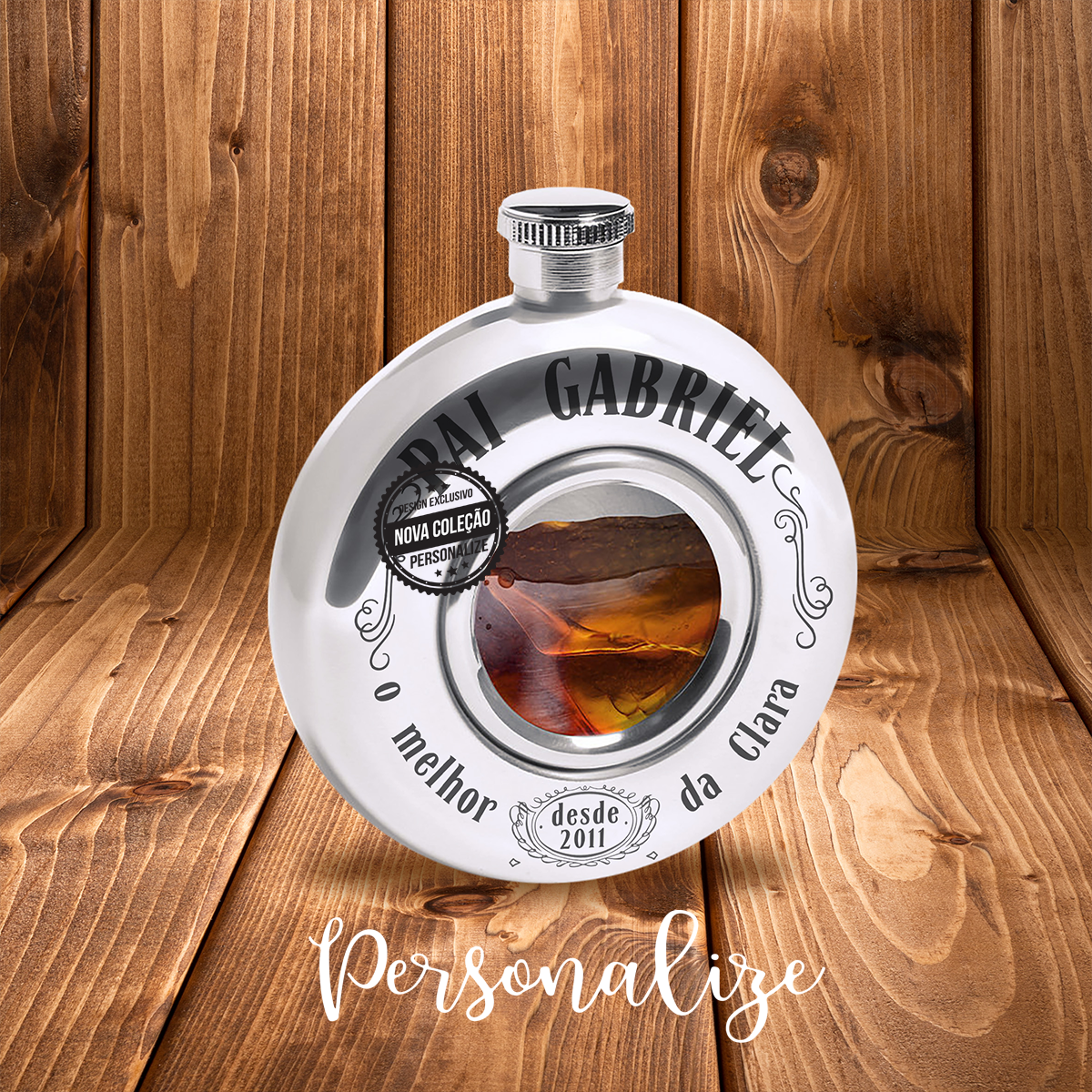 Garrafa de bebida em aço inóx com o meio transparente para transportar a bebida que desejar. Uma novidade super original que não vai querer perder para surpreender neste dia do pai! Personalize com pequena frase que desejar. Caixa incluída.