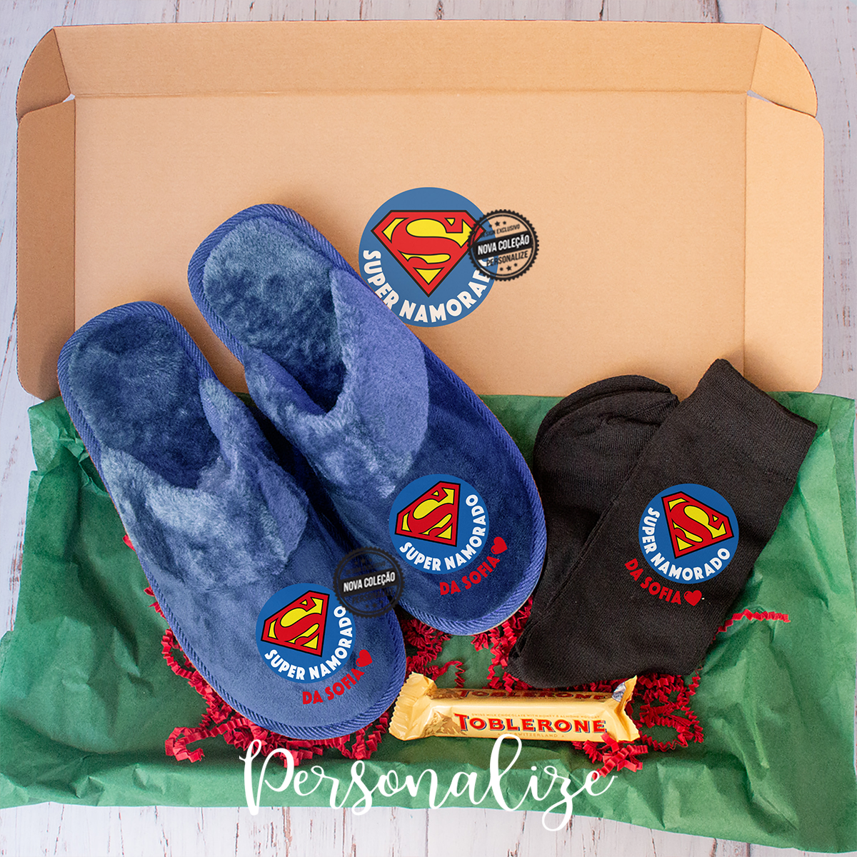 Kit especial "Super namorado" com chinelo de carolina azul muito confortável e suave e meias de algodão personalizadas, e claro não podia faltar um chocolate toblerone, tudo isto compõe a caixinha que vai surpreender a sua cara metade.