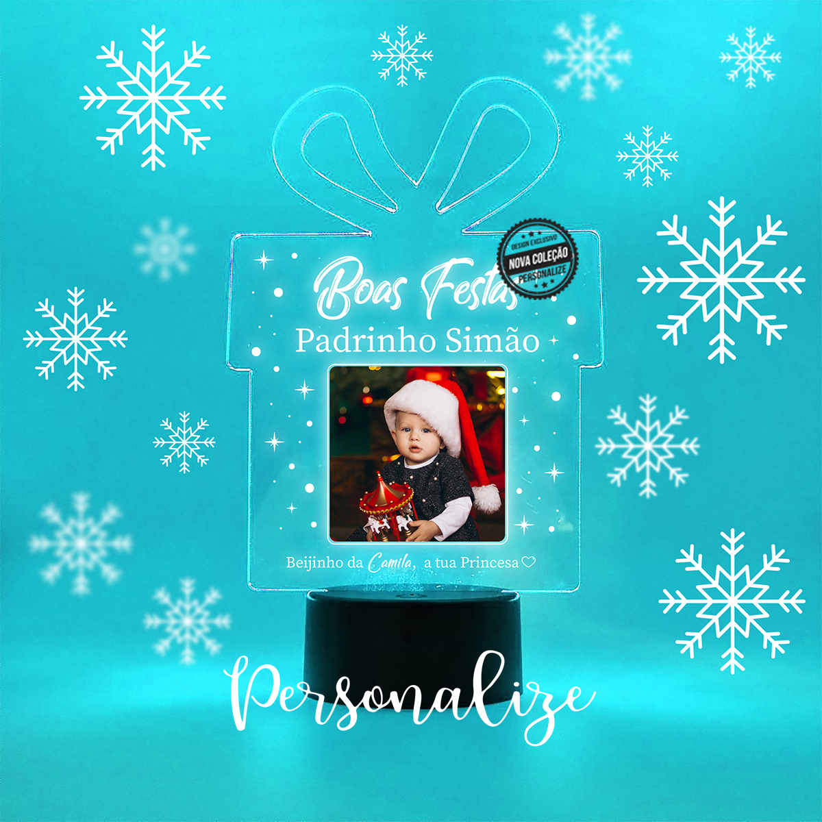 Moldura presente Led fotografia "Feliz Natal" com 7 cores de luzes para ir alterando ao seu gosto. Uma peça super gira para criar um ambiente de natal perfeito. Escolha a fotografia à sua escolha e frase.