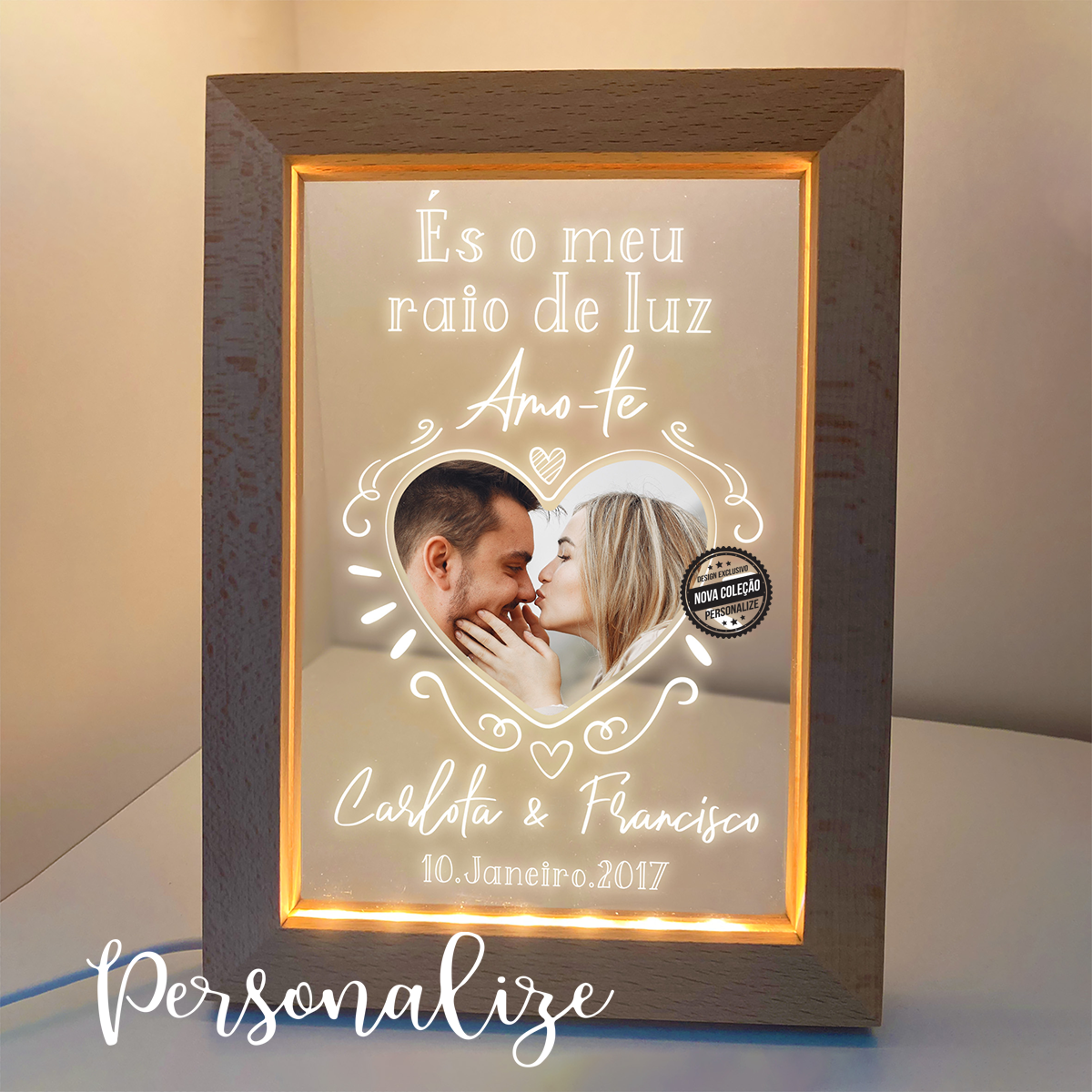 Crie um ambiente especial com a nossa moldura led personalizada por si com frase e fotografia. Luz led amarela. Caixa incluída.