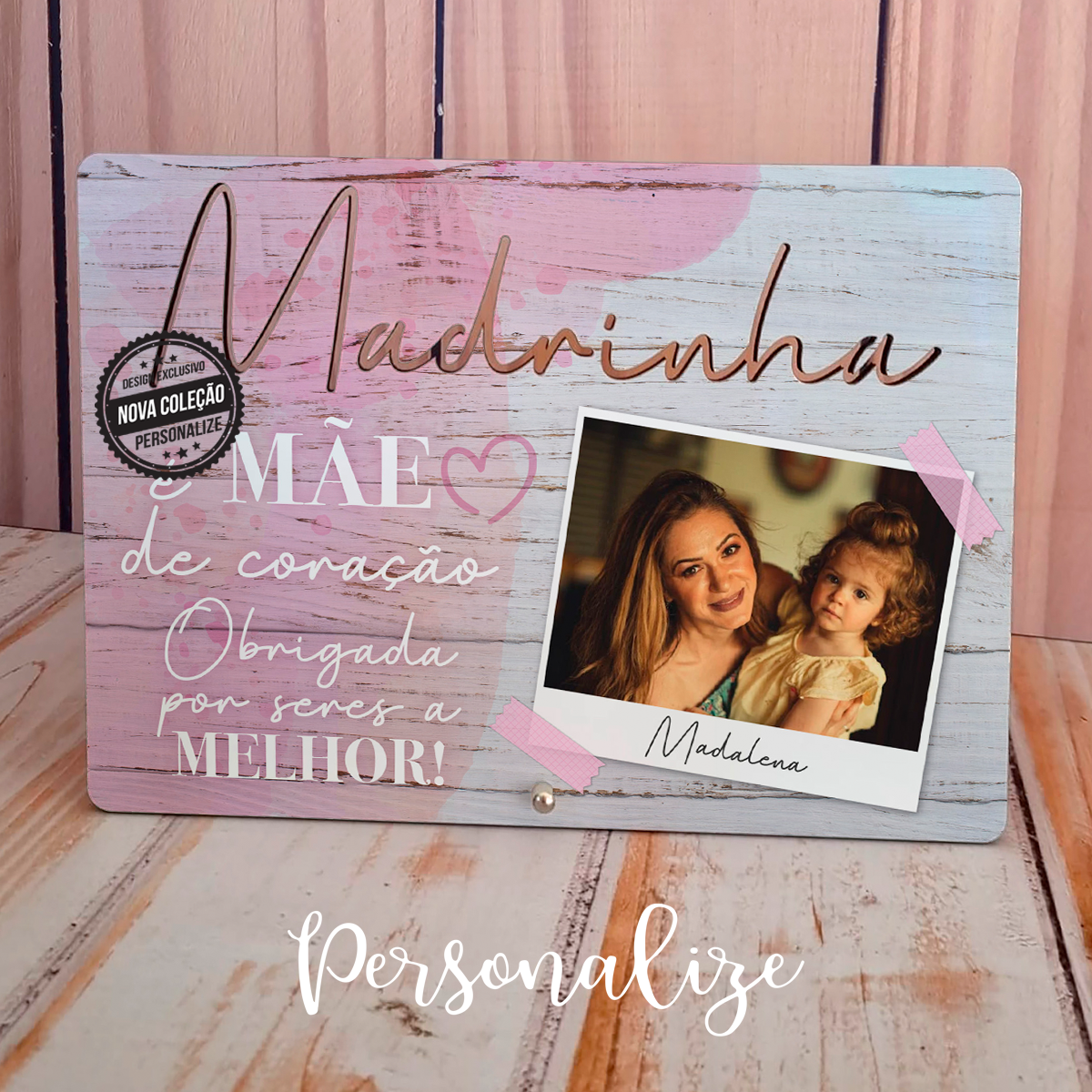 Moldura em madeira com a palavra madrinha recortada, mais uma novidade com design exclusivo da nossa loja. Não perca todas as novidade e surpreenda quem mais ama com um presente super especial personalizado por si. Personalize com a frase e fotografia que desejar.