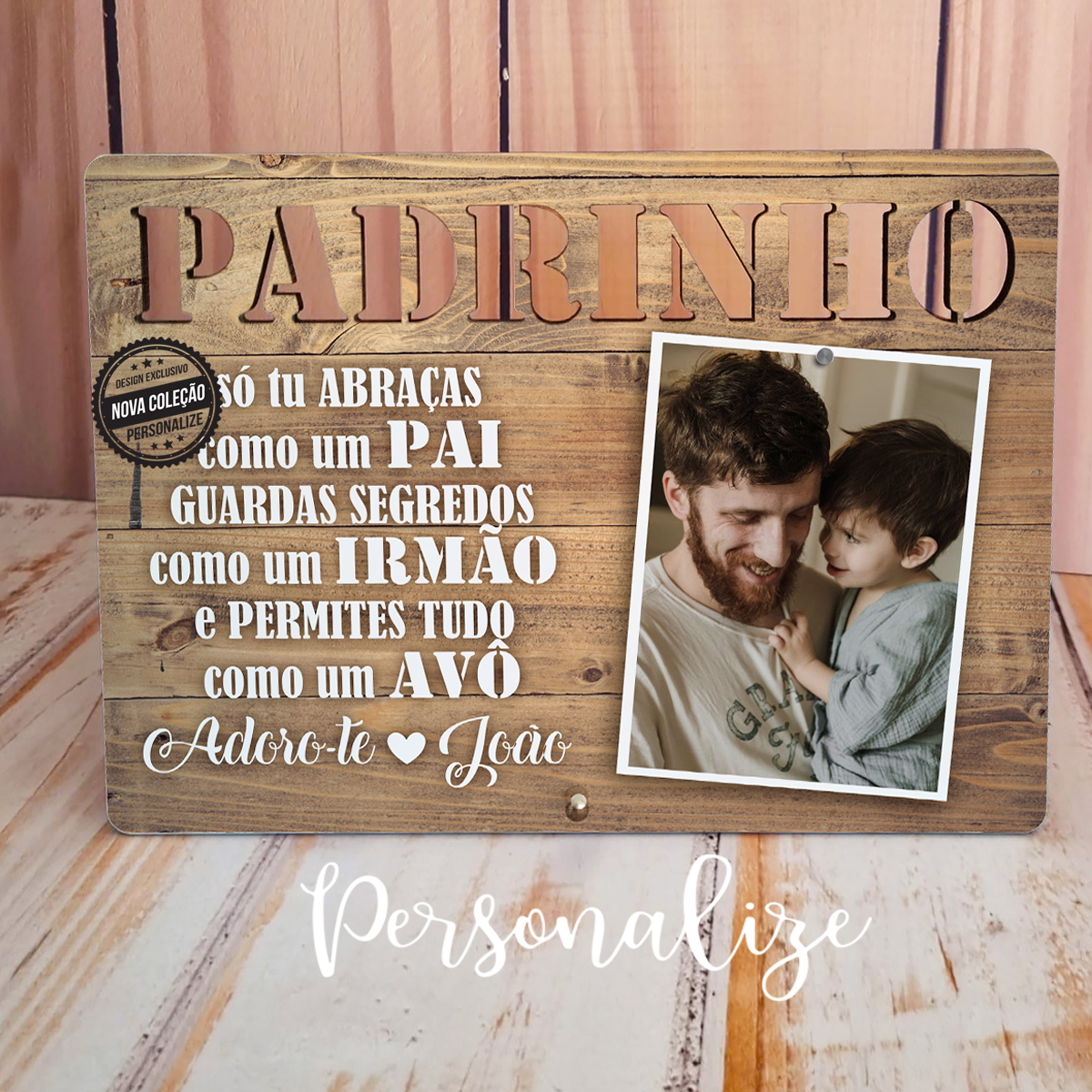 Moldura de madeira com a palavra padrinho recortada, uma das novas criações com design e produção exclusiva da nossa loja. Personalize com a fotografia e frase que desejar. REF: MP383