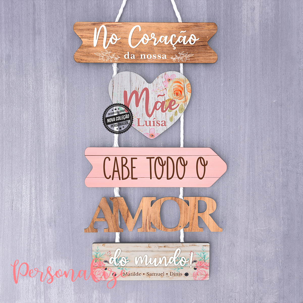 Novidade! Os nossos quadros de madeira têm sido um sucesso. Sendo uma peça com ótima qualidade de gravação é um presente ideal para decoração de um espaço. Agora com a novidade com 5 placas dedicado ao Dia da Mãe! Personalize as placas como desejar. Placa AMOR não personalizável. REF: MAE471 Material Madeira. Corda em macramê.