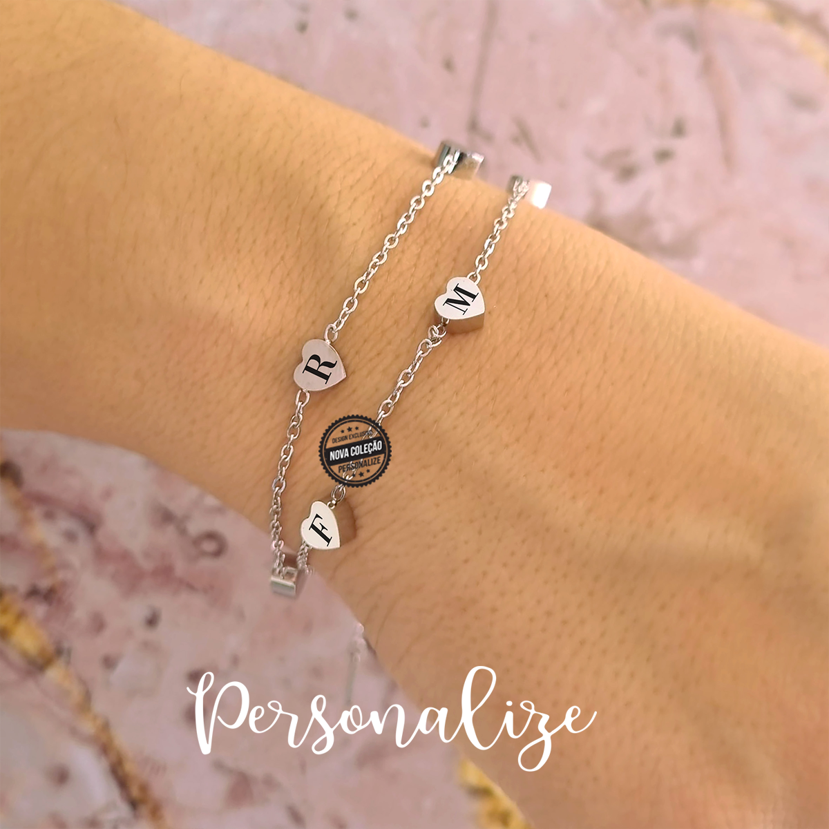 Pulseira dupla elegante com corações. Pode personalizar até 6 iniciais, uma inicial em cada coração.