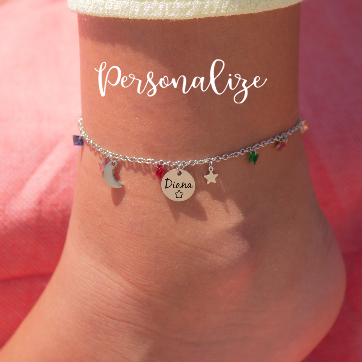 Pulseira de pé corrente fininha com missangas coloridas e medalhinha personalizada por si com pendentes de lua e estrela.