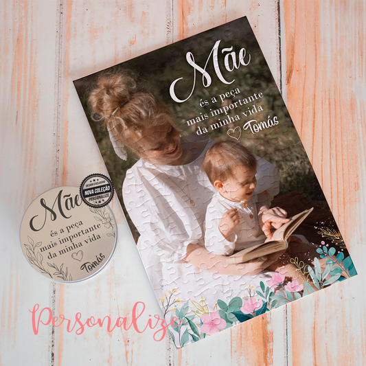 Novidade!   Surpreenda a sua mãe neste dia tão especial com um presente super original personalizado por si!  Puzzle de 120 peças personalizado com frase e fotografia  com opção de caixinha metalizada também personalizada. Vendido em conjunto ou separadamente.   REF: MAE464  Material  Puzzle de cartão. Caixa de alumínio.
