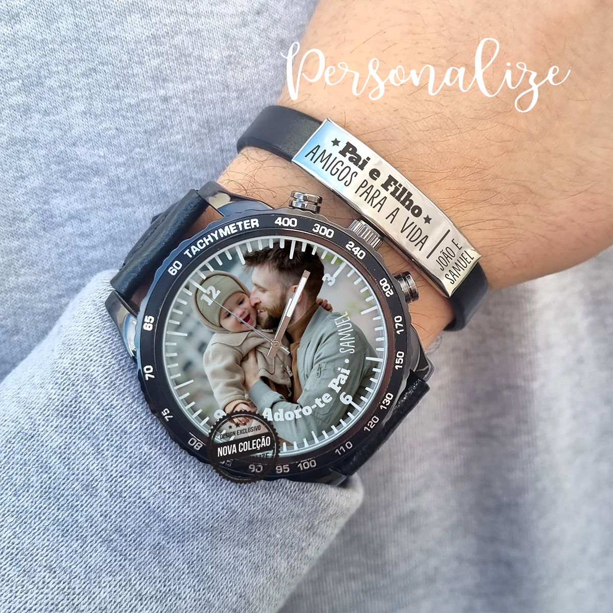 Relógio de fotografia com bracelete preta em pele sintética e mostrador em aço inóx em conjunto com pulseira em pele e aço inóx personalizada com pequena frase que desejar. Um conjunto super elegante e cheio de significado para quem recebe. Vendido em conjunto ou separadamente. Disponível em castanho ou preto.