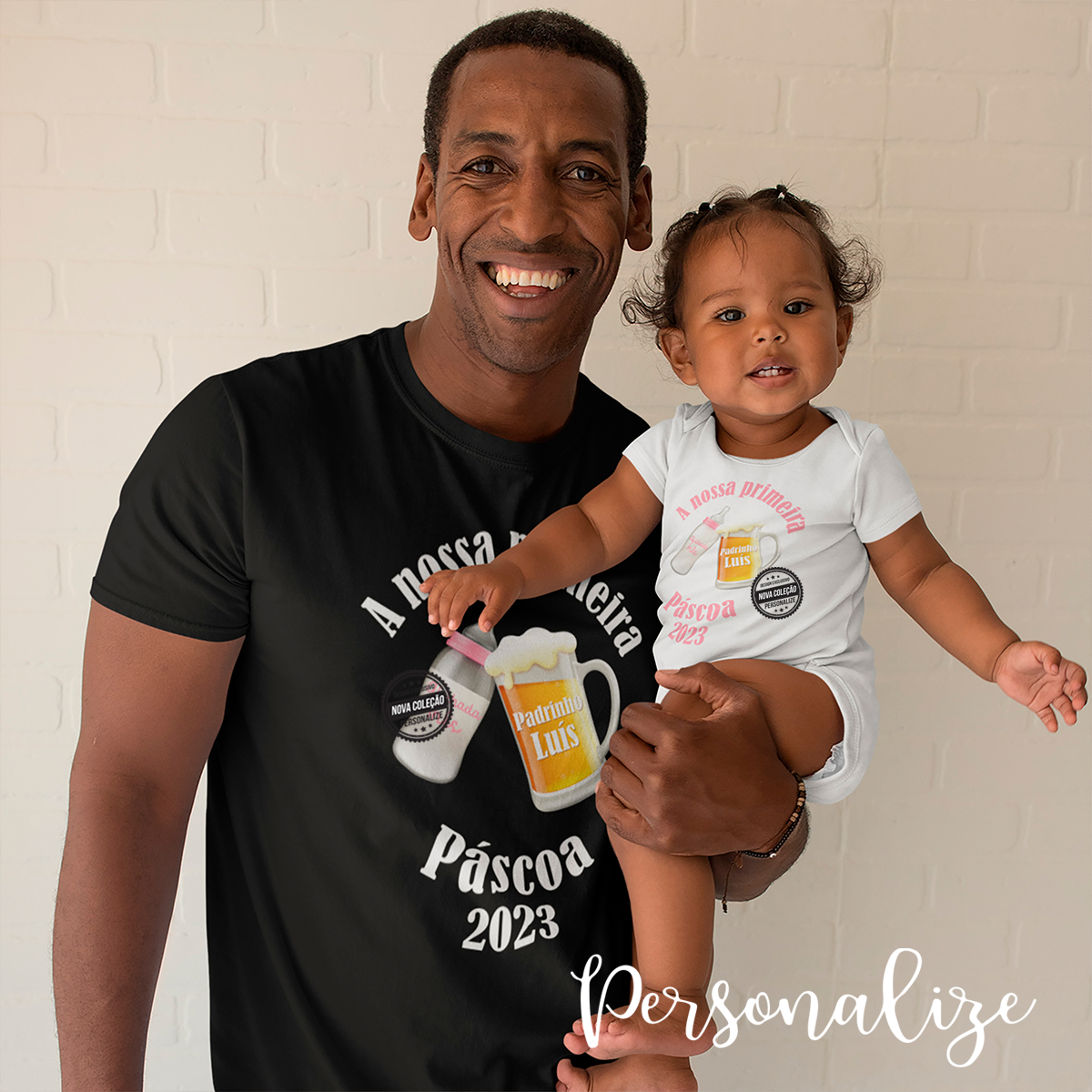Novidade! Os padrinhos de primeira viagem merecem um brinde. T-shirt "A nossa primeira Páscoa" com ilustração de uma cerveja e biberão a brindar. Vendido em conjunto ou separadamente . Body apenas disponível em branco. Personalize com a frase que desejar. Deverá indicar qual o nome a colocar no biberão e na caneca. REF:PASC016 Material 100% algodão.