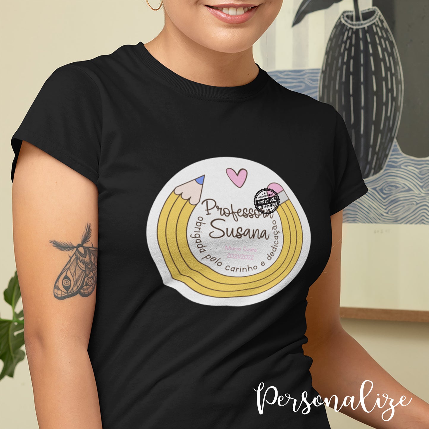Dedicamos sempre esta época aos nossos queridos educadores, professores, auxiliares e a todas as pessoas que convivem diariamente com as nossas crianças.
T-shirt em algodão personalizada com nome, profissão, e frase a seu gosto, mantemos o design.
