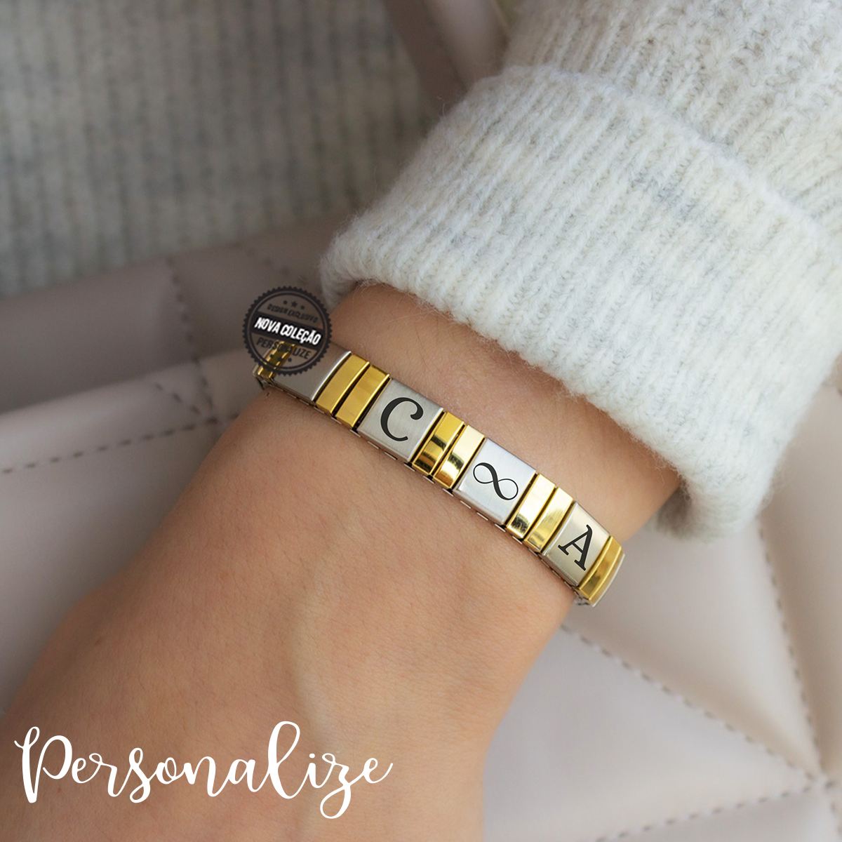 Novidade dia dos namorados!   Pulseira em aço inóx personalizável com iniciais e símbolo. Uma peça super especial personalizada por si que completará o seu look na perfeição.   REF: NAM470  Material  Aço inóx. 