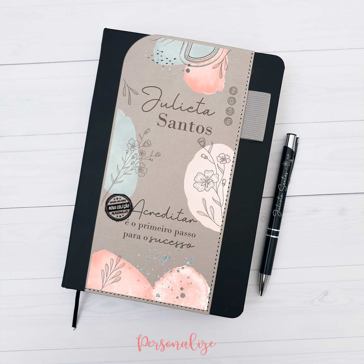 Agenda diária A5 2026 com caneta "Acreditar é o primeiro passo..."