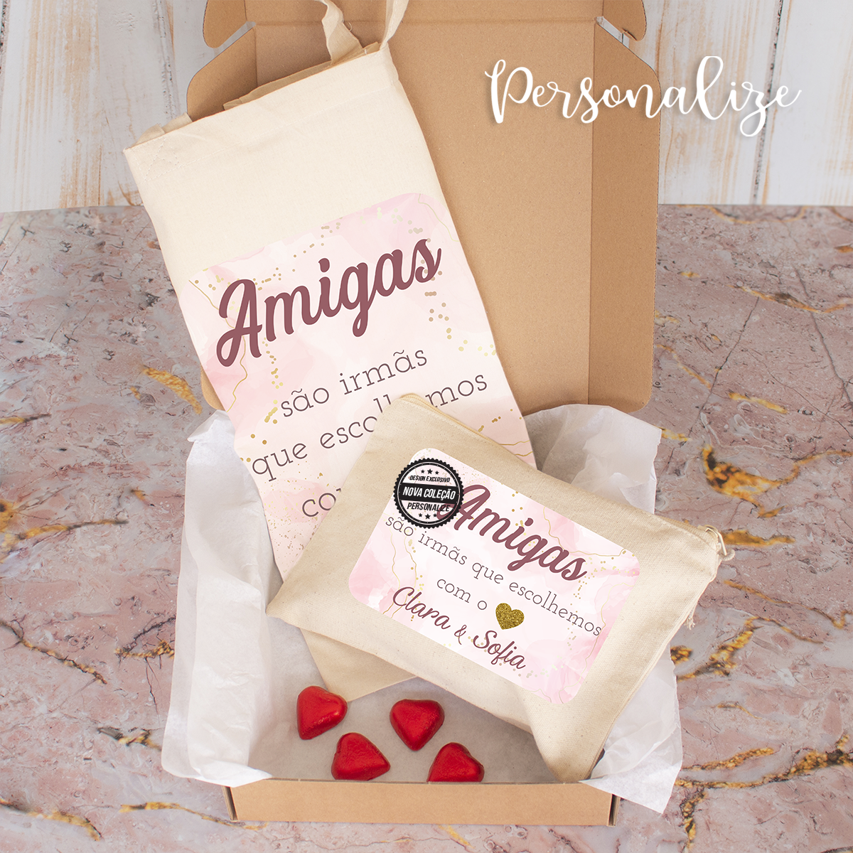 Nova coleção!   "Amigas são irmãs que escolhemos com o coração"  Acreditamos que o amor aparece nas nossas vidas de várias formas e algumas pessoas que nosso caminho tornam-se família. Dedicamos esta coleção a todas as melhores amigas!   Conjunto de saco e bolsa que pode personalizar com frase especial para quem desejar.  Caixa incluída.   REF: AMI232   Material  Saco e bolsa 100% algodão. 