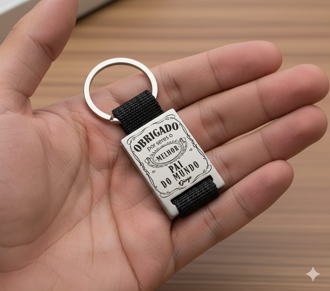 O porta-chaves personalizado “Obrigado por seres o melhor pai do mundo”, com design inspirado na famosa garrafa Jack Daniel’s, é o presente ideal para surpreender aquele pai que tem tanto estilo quanto coração.

Feito com materiais de qualidade e atenção aos detalhes, este porta-chaves une elegância e sentimento numa peça que ele vai adorar usar todos os dias — nas chaves de casa, do carro.

💙Perfeito para:

Pais fãs de Jack Daniel’s (ou de um bom whisky)

Presentes originais e personalizados