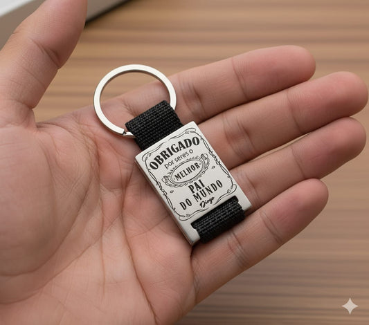 O porta-chaves personalizado “Obrigado por seres o melhor pai do mundo”, com design inspirado na famosa garrafa Jack Daniel’s, é o presente ideal para surpreender aquele pai que tem tanto estilo quanto coração.

Feito com materiais de qualidade e atenção aos detalhes, este porta-chaves une elegância e sentimento numa peça que ele vai adorar usar todos os dias — nas chaves de casa, do carro.

💙Perfeito para:

Pais fãs de Jack Daniel’s (ou de um bom whisky)

Presentes originais e personalizados