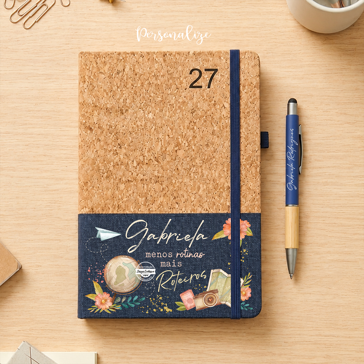 Mantenha a sua rotina organizada com esta&nbsp;agenda diária personalizada em cortiça e linho, perfeita para quem procura funcionalidade aliada a um design elegante e natural. Com possibilidade de personalização com nome, logótipo ou profissão, é uma excelente escolha para uso pessoal ou profissional.

A combinação da&nbsp;cortiça natural&nbsp;com o&nbsp;linho colorido&nbsp;confere um aspeto sofisticado e intemporal, tornando esta agenda ideal para profissionais de diversas áreas, estudantes ou para oferece