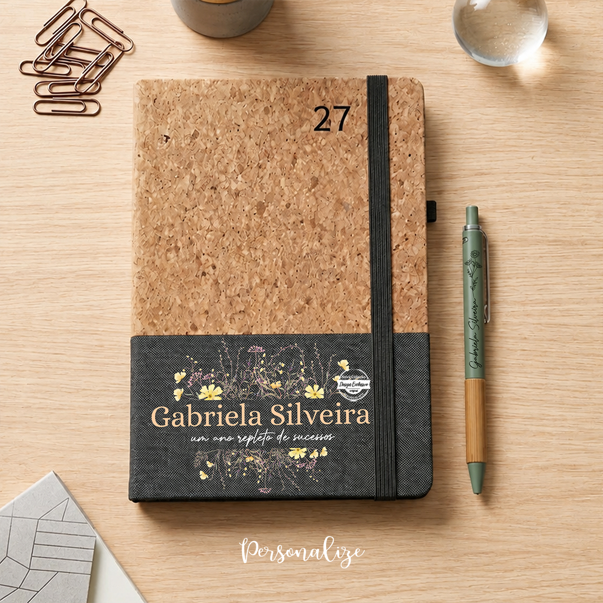 Mantenha a sua rotina organizada com esta&nbsp;agenda diária personalizada em cortiça e linho, perfeita para quem procura funcionalidade aliada a um design elegante e natural. Com possibilidade de personalização com nome, logótipo ou profissão, é uma excelente escolha para uso pessoal ou profissional.

A combinação da&nbsp;cortiça natural&nbsp;com o&nbsp;linho colorido&nbsp;confere um aspeto sofisticado e intemporal, tornando esta agenda ideal para profissionais de diversas áreas, estudantes ou para oferece