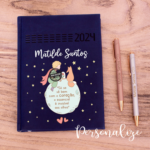 Novidade!   Antecipámos a chegada das nossas agendas! Uma das nossas ilustrações best seller agora adaptada a uma peça muito pedida por si! Personalize coma  frase que desejar. Em opção conjunto de agenda e apenas uma caneta. Imagens das 2 unidades meramente ilustrativa.   REF:EG115