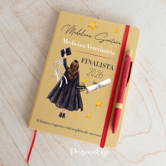 Ser finalista é guardar para sempre momentos únicos, amizades verdadeiras, aprendizagens e memórias que marcaram uma etapa tão especial. 🎓✨

É celebrar conquistas, recordar os melhores momentos e dar início a novos sonhos e novas aventuras. 💫
Bloco e/ou caneta finalista "O futuro é agora e está repleto de sucesso", personalizado com nome, frase e o ano que desejar.&nbsp;

Porque cada finalista merece uma recordação especial para mais tarde recordar com carinho.&nbsp;